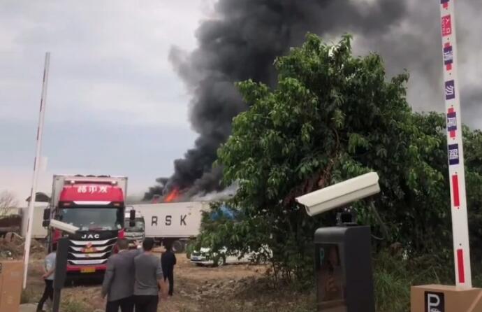 廣東東莞大嶺山一工業(yè)園冷庫發(fā)生起火事故